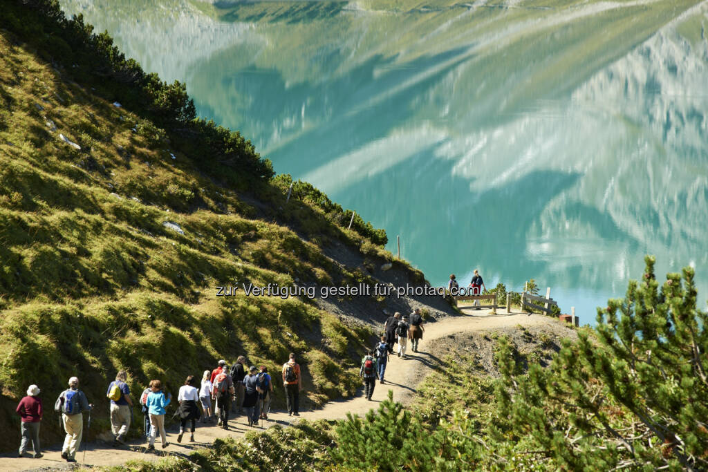 Lünersee : berge.hören – Gaumenschmaus, Kulturgenuss und Wanderlust : Ein kulturelles Wellnessprogramm für Augen, Ohren und Gaumen : Das erfolgreiche Konzept der Kultur- und Genusswanderungen ist eine perfekte Mischung aus Entspannung, körperlicher Aktivität sowie musikalischer und kulinarischer Höhepunkte. Außergewöhnliche Musiker und Künstler begleiten die Gäste zu den schönsten Berghütten in Bludenz und Umgebung : Fotograf: Christa Engstler/Fotocredit: Bludenz Kultur gGmbH, © Aussender (28.08.2015) 