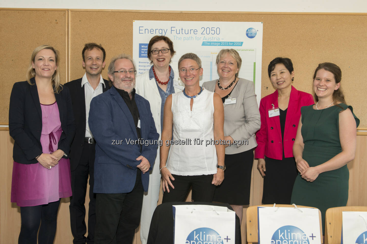 Anna-Maria Wallner (Moderation), Christian Redl (Agora Energiewende, Deutschland), Theodor Zillner (Bmvit, Österreich), Theresia Vogel (Klima- und Energiefonds, Österreich) Brigitte Bach (Austrian Institute of Technology GmbH, Österreich), Uni Merete Steinsmo (Sintef, Norwegen), Gi Eun-Kim (Seokyeong University, Südkorea), Lea Kleinenkuhnen (Klimabündnis, Brüssel) : Der Klima- und Energiefonds beim Europäischen Forum Alpbach: Wege in die Energiezukunft : Österreich positioniert sich als Vorreiter einer innovationsgetriebenen Energiezukunft und punktet mit integrierten Systemlösungen : Fotofgraf: Birgit Pichler/Fotocredit: Klima- und Energiefonds/APA-Fotoservice/Pichler