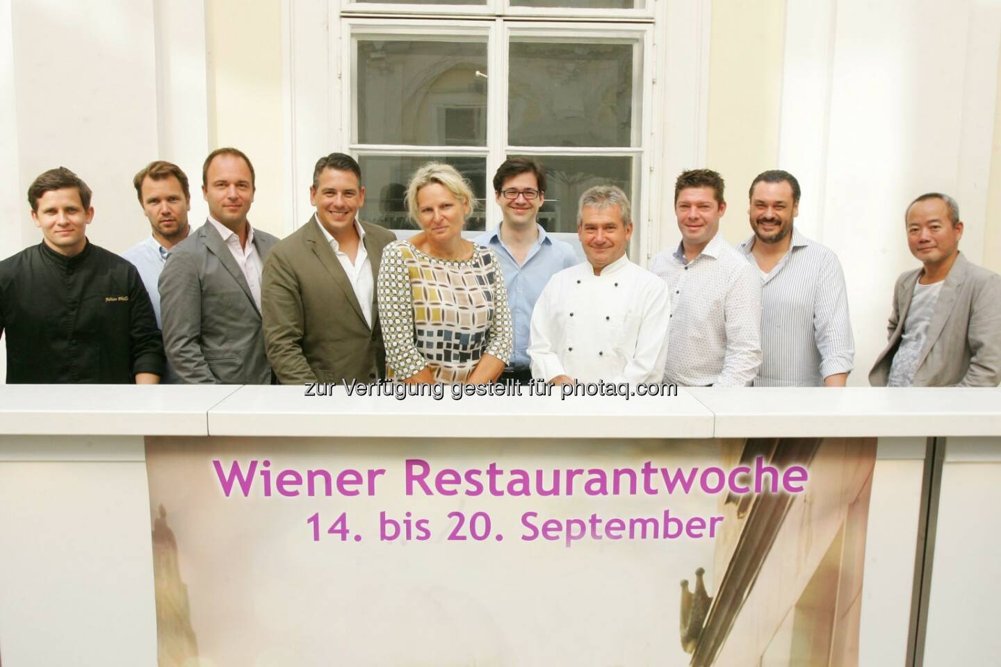 Fabian Philler (Chefkoch Clementine im Glashaus); Thomas und Hans Figlmüller (Inhaber Lugeck Figlmüller Wien); Robert und Gabriele Huth (Inhaber Huth Gastronomie); Dominik Holter (Organisator der Wiener Restaurantwoche); Toni Schrei (Chefkoch Stadtgasthaus Eisvogel); Michael Böhm (Inhaber, Chefkoch Landgasthaus Böhm); Stefan Svoboda (Inhaber Freyung4) und Simon Hong (Chefkoch ON/ON Market) : Wiener Restaurantwoche Herbst 2015: Top-Gastronomie zu Spitzenpreisen mit mehr als 70 Lokalen vom 14.09. bis 20.09. : Fotograf: Peter Hautzinger/Fotocredit: Unique Public Relations GmbH/APA-Fotoservice/Hautzinger