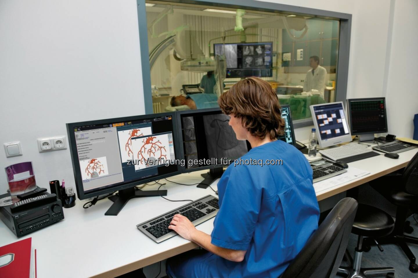 Kardiologie-Informationssystems Syngo Dynamics : Siemens-Lösungen unterstützen Diagnose und Therapie kardiovaskulärer Erkrankungen : Mit der neuen Version des Kardiologie-Informationssystems Syngo Dynamics können während einer Untersuchung oder eines Eingriffs multimodale klinische Bilder oder Messdaten direkt in das System übertragen werden, was die Fehleranfälligkeit verglichen zur manuellen Dateneingabe mindert. Auch werden auffällige Befunde jetzt automatisch hervorgehoben, um unmittelbar auf potentielle Pathologien aufmerksam zu machen.
Copyright: Siemens 