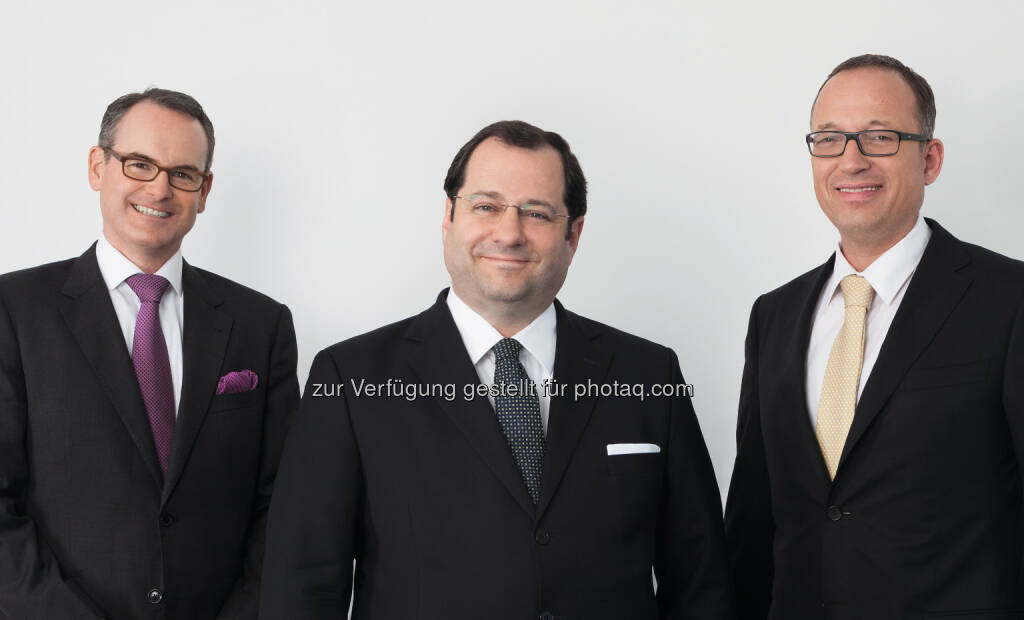 Herwig Teufelsdorfer (COO), Daniel Riedl (CEO), Ronald Roos (CFO) : Die Buwog AG blickt auf ein außerordentlich erfolgreiches Geschäftsjahr 2014/15 zurück und erwirtschaftete ein operatives Ergebnis in Höhe von EUR 158,5 Mio. (Vorjahr EUR 97,3 Mio.) Dies entspricht einer Steigerung von 62,9% : Fotocredit: Buwog AG, © Aussender (31.08.2015) 