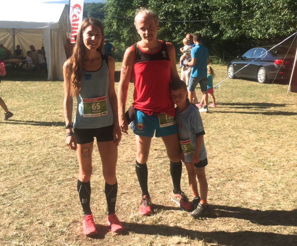 Melanie Raidl gesellt sich beim Wienerwaldlauf zu einem Foto mit meinem Sohnemann Maxim und mir. Runplugged Logo haben wir alle drei drauf (01.09.2015) 