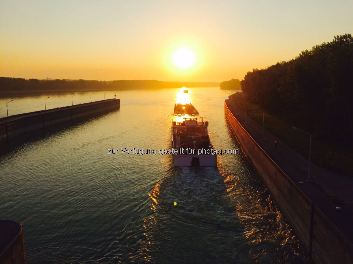 Sonnenaufgang, Schiff, fahren, der Sonne entgegen, Donau