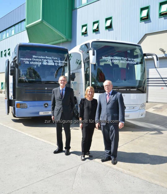 Hartmut Schick, Leiter Daimler Buses und CEO der EvoBus GmbH; Britta Seeger, Präsidentin und CEO Mercedes-Benz Türk und Martin Walz, Werkleiter Hoşdere und verantwortlich für die Busproduktion innerhalb Mercedes-Benz Türk A.Ş. vor dem 75.000sten Mercedes-Benz Travego S (Special Edition) und dem Mercedes-Benz O 403, der 1994 im Inlandsmarkt an den Start ging (im Exportmarkt als O 350 Tourismo bekannt): 20 Jahre Omnibuswerk der Mercedes-Türk in Hoşdere, © Aussendung (02.09.2015) 