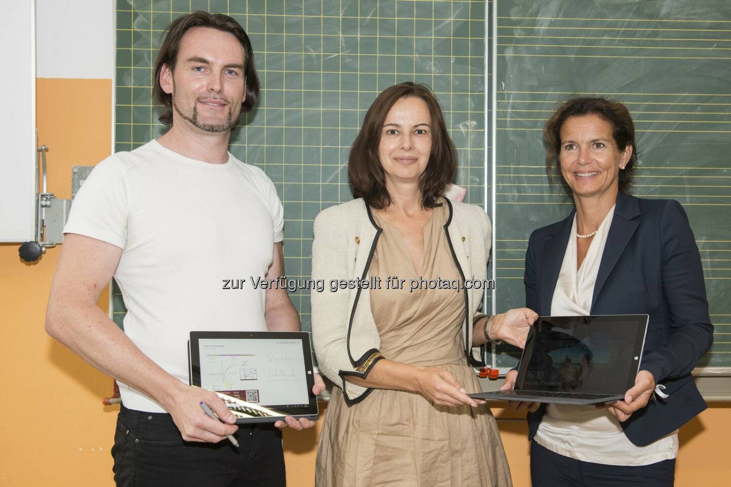 Kurt Söser (Lehrer an der Bundeshandelsakademie und Bundeshandelsschule Steyr), Sophie Karmasin (Bundesministerin für Familien und Jugend), Christiane Noll (Leiterin des Bereichs Public Sector und Mitglied der Geschäftsleitung bei Microsoft Österreich): Microsoft Österreich GmbH: Digitales Schulbuch: Die Schule der Zukunft schon heute erleben, © Microsoft Österreich/APA-Fotoservice/Pichler
