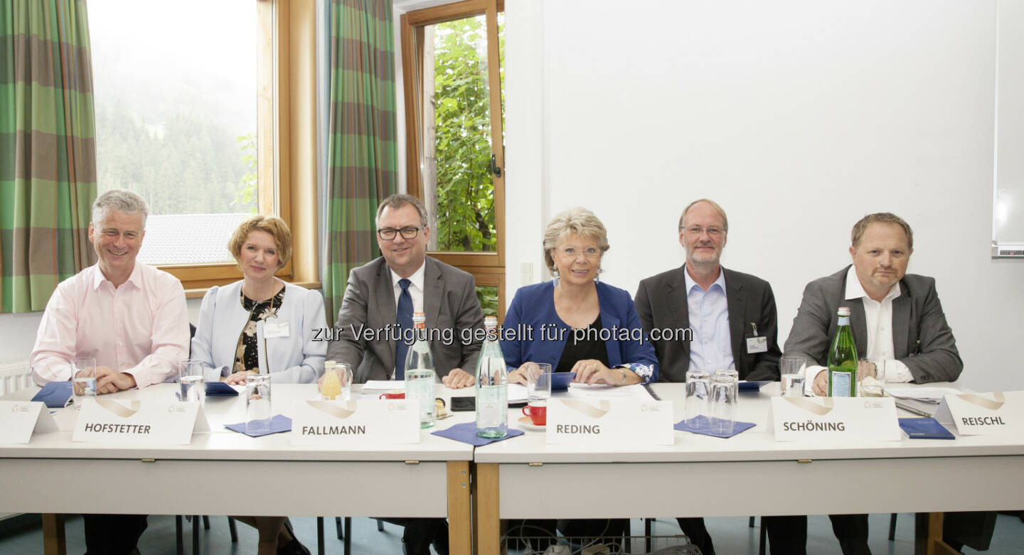 Robert Madelin (Senior Innovationsberater bei der Europäischen Kommission), Yvonne Hofstetter (IT-Unternehmerin und Autorin des Buches „Sie wissen alles“), Helmut Fallmann (Co-Vorstand der Fabasoft AG), Viviane Reding (Europa-Parlamentarierin), Harald Schöning, (Sprecher des deutschen Software-Clusters und Forschungschef der Software AG), Gerald Reischl (Moderator der Fabasoft Breakout-Session) : Europäisches Forum Alpbach : Im Rahmen einer von Fabasoft initiierten Breakout Session in Alpbach diskutierten gestern hochkarätige Vertreter der europäischen Wirtschaft und Politik, wie Europa als IT-Standort gegenüber den USA und Asien ins Hintertreffen geraten konnte und was getan werden muss, um diese wirtschaftsfeindliche Situation überwinden zu können : © Fabasoft/Die Fotografen, Charly Lair