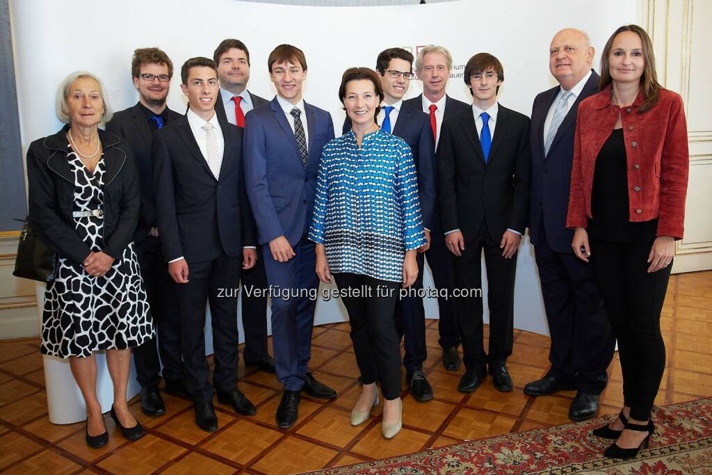 Lisbeth Berner (Betreuerin), Mathias Scherl (Betreuer), Dominik Kiem, (Bronzemedaillengewinner), Georg Schellander (Betreuer), Martin Peev (Bronzemedaillengewinner), BM Gabriele Heinisch-Hosek, Julian Stropp (Bronzemedaillengewinner), Manfred Kerschbaumer (Bundeskoordinator), Tobias Wolflehner (Silbermedaillengewinner), Hubert Culik, (Obmann des Fachverbands der Chemischen Industrie Österreichs ), Sylvia Hofinger (GF Fachverbands der Chemischen Industrie Österreichs) : Österreichs Jugendliche sind in Chemie top! :  Gleich vier Medaillen für Österreich regnete es bei der 47. Internationalen Chemieolympiade in Aserbaidschan : Fotocredit: Fcio - Wirtschaftskammer Österreich/APA-Fotoservice/Preiss, © Aussendung (03.09.2015) 