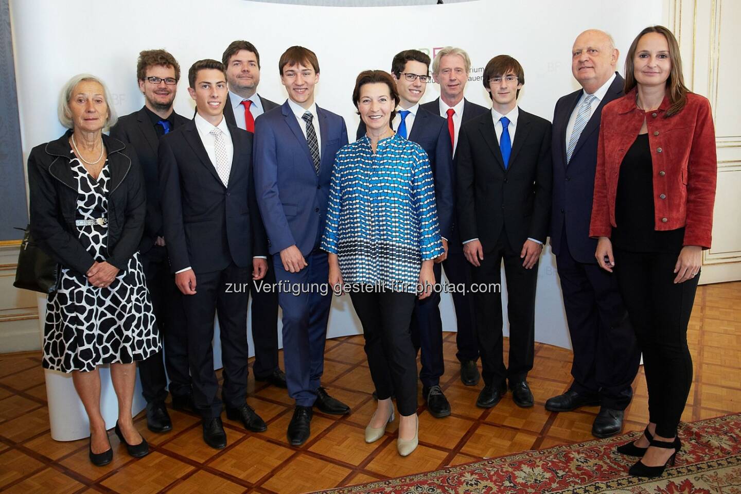 Lisbeth Berner (Betreuerin), Mathias Scherl (Betreuer), Dominik Kiem, (Bronzemedaillengewinner), Georg Schellander (Betreuer), Martin Peev (Bronzemedaillengewinner), BM Gabriele Heinisch-Hosek, Julian Stropp (Bronzemedaillengewinner), Manfred Kerschbaumer (Bundeskoordinator), Tobias Wolflehner (Silbermedaillengewinner), Hubert Culik, (Obmann des Fachverbands der Chemischen Industrie Österreichs ), Sylvia Hofinger (GF Fachverbands der Chemischen Industrie Österreichs) : Österreichs Jugendliche sind in Chemie top! :  Gleich vier Medaillen für Österreich regnete es bei der 47. Internationalen Chemieolympiade in Aserbaidschan : Fotocredit: Fcio - Wirtschaftskammer Österreich/APA-Fotoservice/Preiss