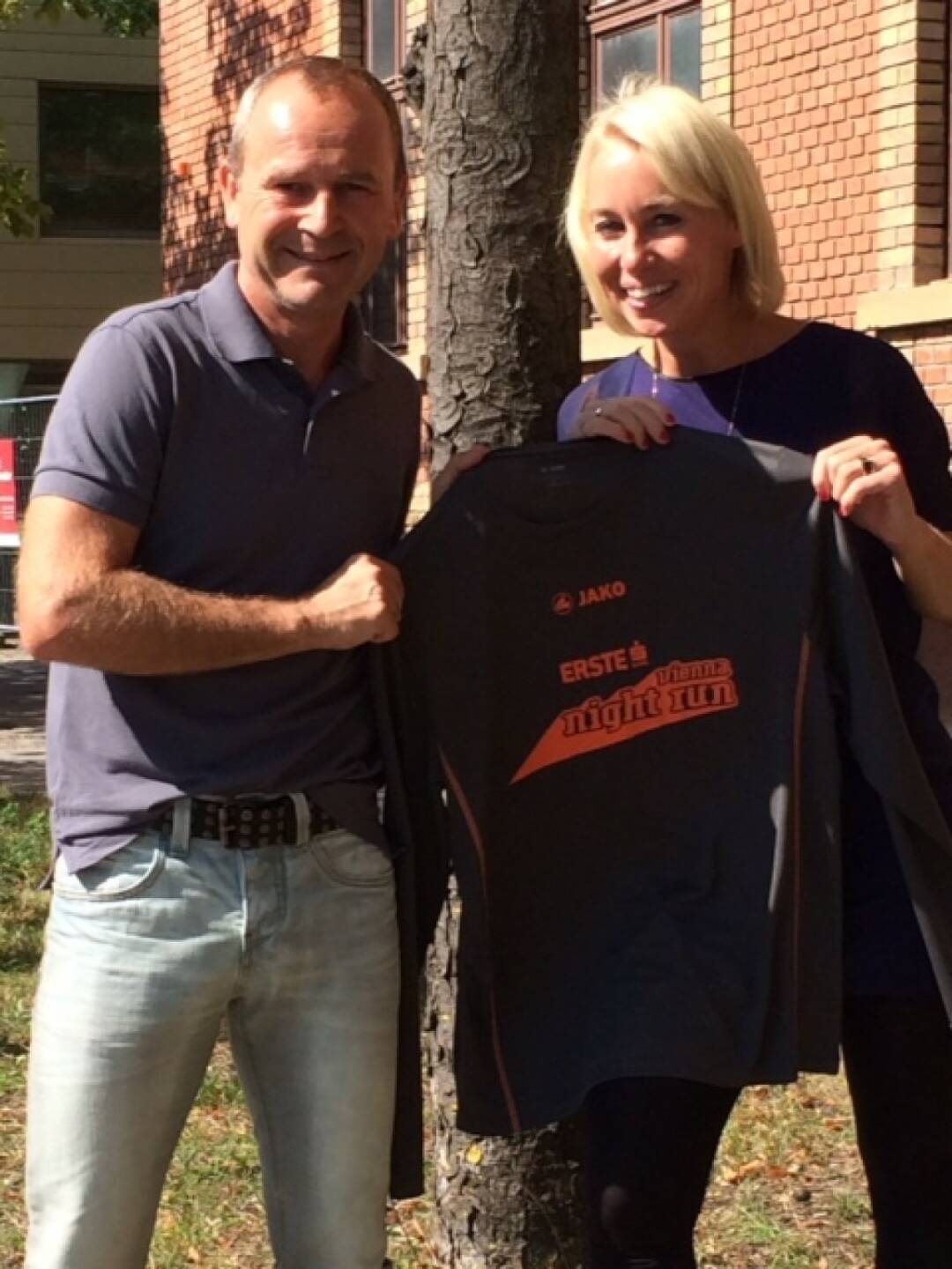 Hannes und Christine Menitz mit dem Shirt des Vienna Night Run 2015