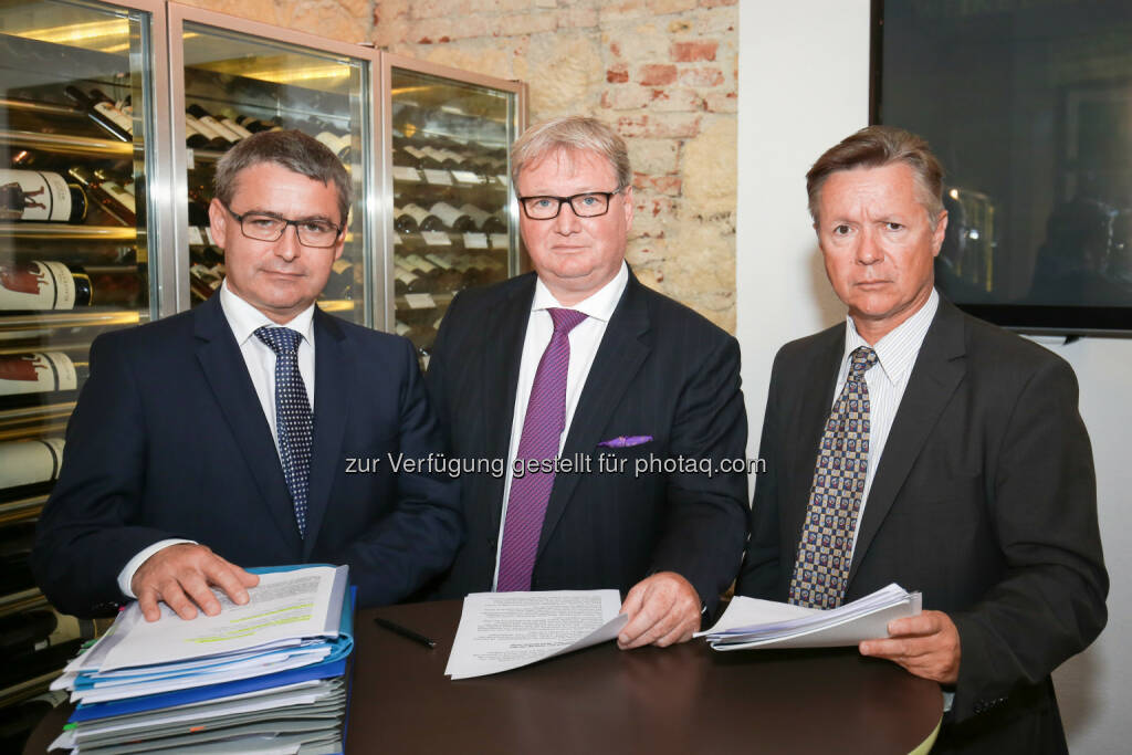 Michael Wild (Leiter Rechtsabteilung), Karl Wessely (Sprecher Esterhazy), Christian Janisch (Leiter Immobilien) : Zusammenarbeit bei Haydnfestspielen einseitig durch Land beendet : Land Burgenland wünscht keine Kooperation mit Esterhazy : Fotocredit: Esterhazy/Andreas Hafenscher
, © Aussendung (04.09.2015) 