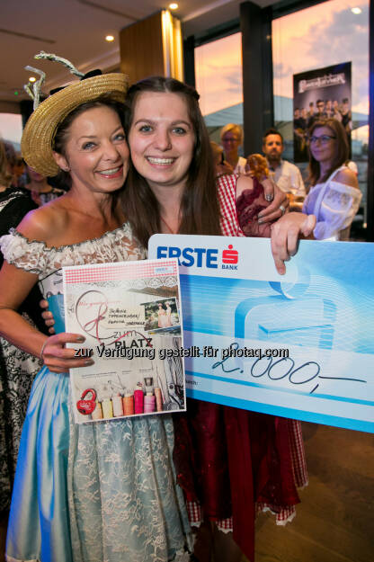 Stefanie Tiefengraber, Vanessa Sprenger gewinnen 1. Wiener Wiesn-Fest Trachten Award : Fotocredit: WWF/Klemm, © Aussendung (05.09.2015) 