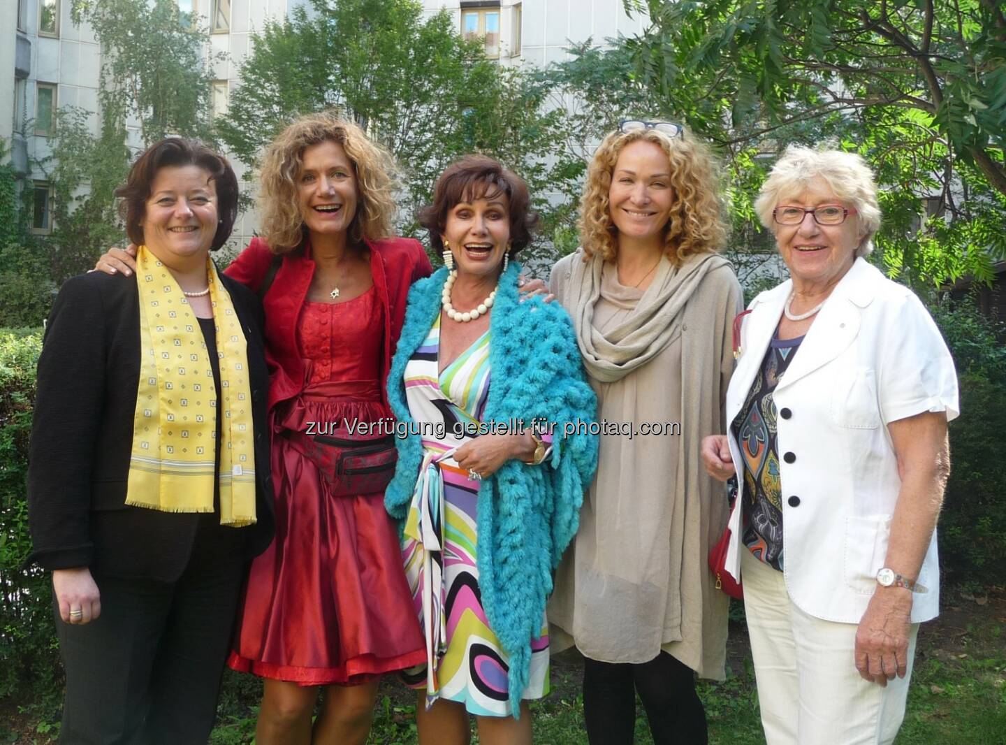 Sabine Geringer (Wr. Hilfswerk-Geschäftsführerin), Irene Mitterhuber (Wr. Hilfswerk-Mitarbeiterin), Edith Leyrer (Schauspielerin), Marie Christine Giuliani (Moderatorin), Ingrid Lakatha (Wr. Hilfswerk-Vizepräsidentin) : Zum Sommerausklang lud das Wiener Hilfswerk wie jedes Jahr zum traditionellen Benefiz-Gartenfest in Wien Neubau : Erlös geht an Weihnachtsaktion für bedürftige Menschen in Wien und an Flüchtlinge : Fotocredit: Wiener Hilfswerk/Heiko 
Nötstaller