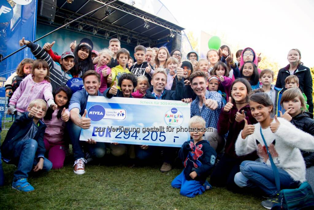 Thomas Lichtblau (GF Beiersdorf/Nivea Österreich) übergibt den Spendenscheck an Nora Deinhammer (SOS-Kinderdorf) : Beim großen Finale der NIVEA Familienfest-Tour im Wiener Kurpark Oberlaa wurde der Spendenscheck von Beiersdorf an SOS-Kinderdorf übergeben : Fotocredit: NFF_Nina Saurugg, © Aussender (07.09.2015) 