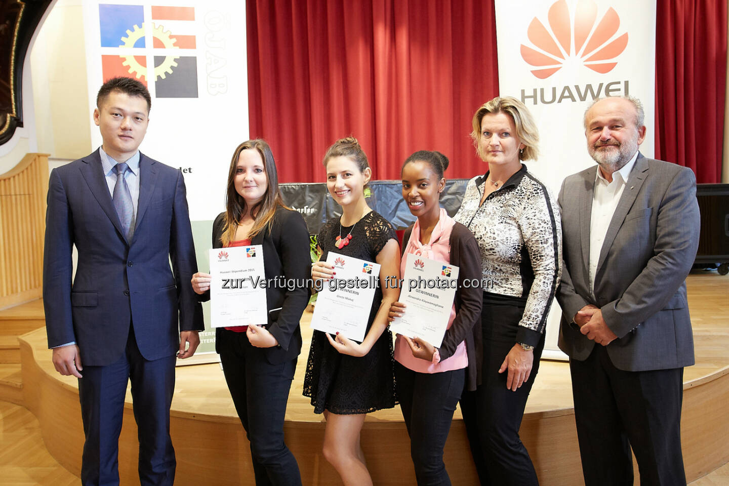 Jay Peng (Managing Director Huawei Austria), Sophia Delian, Greta Makaj, Alexandra Kinywamaghana (alle Stipendiatinnen 2015), Monika Schüssler (GF öjab), Josef Wimmer (Deputy managing Director öjab) : Huawei-Stipendium 2015: Die Gewinnerinnen stehen fest : Kooperation zwischen Huawei und ÖJAB um zwei Jahre verlängert : Fotocredit: Huawei Technologies Austria GmbH/APA-Fotoservice/Preiss