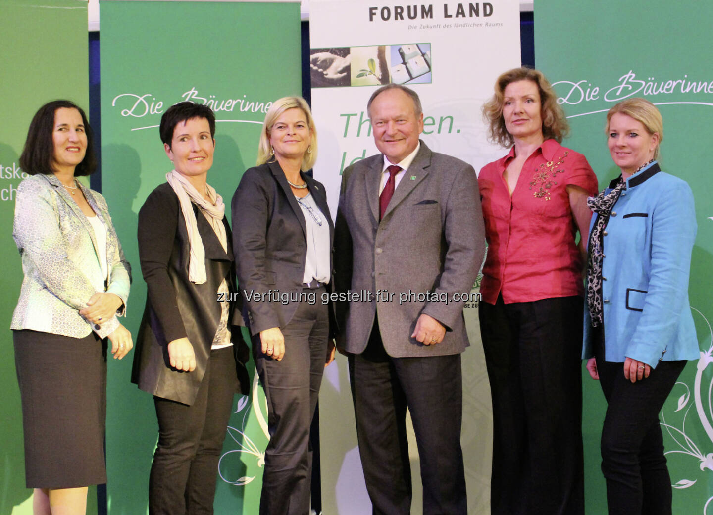 Gabriela Habermayer, Maria Winter (Forum Land), Klaudia Tanner (Bauernbunddirektorin), Hermann Schultes (LK-Präsident), Susanne Schrott (WKO), Irene Neumann-Hartberger (Landesbäuerin) : ttip: Niederösterreichs Bäuerinnen für fundierte Information und gegen Polemik : Ausgewogene Meinungsbildung statt Instrumentalisierung und Manipulation : Fotocredit: NÖ BB/Eva Riegler