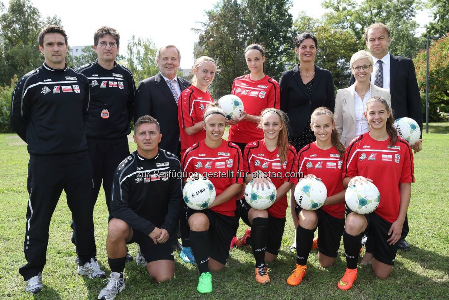 Richard Hagelauer (JKU-Rektor), Christine Hiebl (Leiterin des Referats Familienservice der JKU), LR Doris Hummer, Meinhard Lukas (designierter JKU-Rektor) , mit Betreuern und Spielerinnen des FFZ Oberösterreich : Kooperationsprojekt der JKU mit dem Land OÖ „Auch WIR spielen Fußball“, bei dem jungen Mädchen Mut zum Fußballspielen gemacht wird. PädagogInnen erfahren außerdem im Rahmen von Workshops die Bedeutung des Sports für die Entwicklung des Selbstbewusstseins der Mädchen und der geschlechtersensiblen Pädagogik insgesamt : Fotocredit: Land OÖ/Schauer