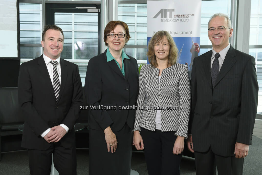 Wolfgang Hribernik (Head of Business Unit Electric Energy Systems, AIT), Theresa Vogel (GF Klima- und Energiefonds Österreich), Britta Buchholz (Abteilungsleiterin Power Consulting ABB Deutschland), Engelbert Hetzmannseder (Eaton European Innovation Center) : Intelligente Stromnetze für die Energiewende : Internationale Fachkonferenz EDST 2015 zum Zukunftsthema Smart Grids vom 8. bis 11. September in Wien, organisiert von Austrian Institute of Technology  (AIT) : Fotocredit: AIT / Johannes Zinner, © Aussendung (09.09.2015) 