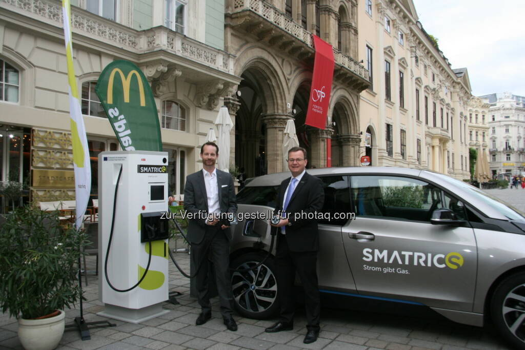 Holger Hermann (McDonald's), Michael-Viktor Fischer (Smatrics) : Smatrics setzt voll auf High-Speed-Laden (Ladezeiten von nur 20 Minuten) und McDonald´s als neuen Standortpartner : Fotocredit: Smatrics/ zbc3 gmbh, © Aussendung (09.09.2015) 