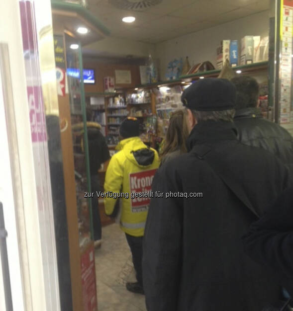 Kronen Zeitung: Holen die Kolporteure die Zeitungen etwa aus der Trafik?  (21.03.2013)