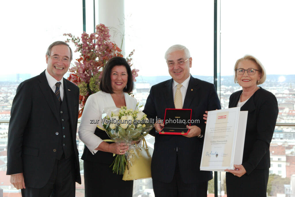 Christoph Leitl (WKÖ-Präsident), Charlotte Rothensteiner, Walter Rothensteiner, Anna Maria Hochhauser (WKÖ-Generalsekretärin) : Verleihung der Goldenen Ehrenmedaille der Wirtschaftskammer Österreich an Walter Rothensteiner : Fotocredit: WKÖ/Presse/Fotospeed, © Aussendung (09.09.2015) 