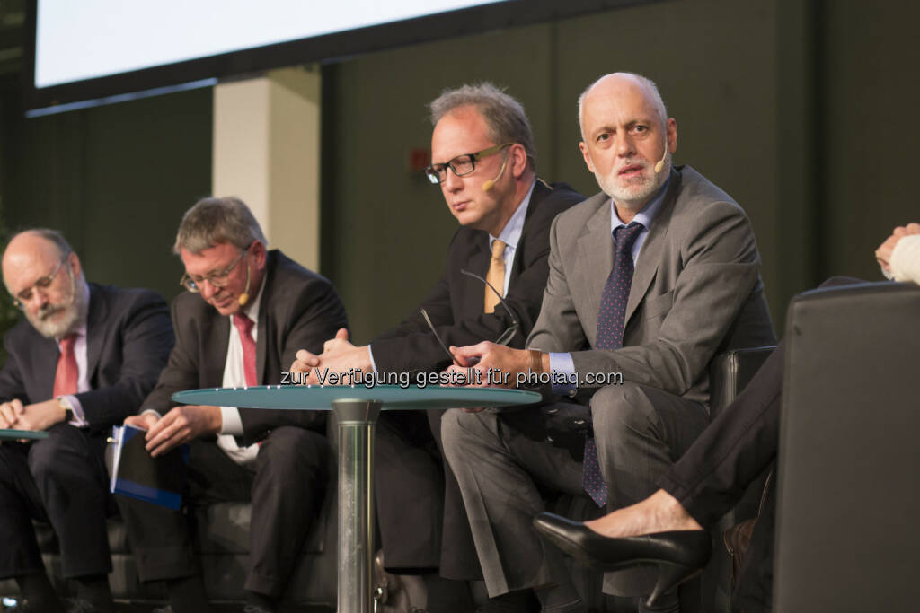 Clemens Auer (Sektionsleiter im BM f. Gesundheit), Karl Forstner (1. Vizepräs.  Österr. Ärztekammer, Präs. der Salzbg. Ärztekammer), Max Wellan (Präs. Apothekerkammer), Gerald Bachinger (NÖ Patienten- und Pflegeanwalt, Sprecher der PatientenanwältInnen), Kommunalmesse in Wien : Österreichs führende Gesundheitsexperten fordern Neuausrichtung der Primärversorgung : © Melanie Huetter, © Aussender (10.09.2015) 