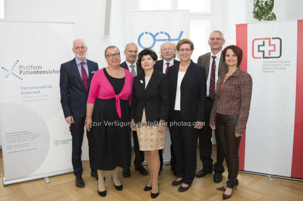 Gerald Bachinger (Sprecher der Arge der Patientenanwälte Österreichs), Sabine Oberhauser (BM Gesundheit), Hanns Kratzer (Peri Consulting GmbH), Ursula Frohner (Präsidentin des Ögkv), Artur Wechselberger (Präsident der ÖÄK), Brigitte Ettl (Präsidentin der Plattform Patientensicherheit), Franz Allerberger (Vorstandsmitglied der Öghmp), Gabriele Jaksch (Präsidentin MTD-Austria) : 17. September: Ein Tag im Zeichen der internationalen Patientensicherheit
 : Fotocredit: Welldone/APA-Fotoservice/Hörmandinger
, © Aussender (10.09.2015) 