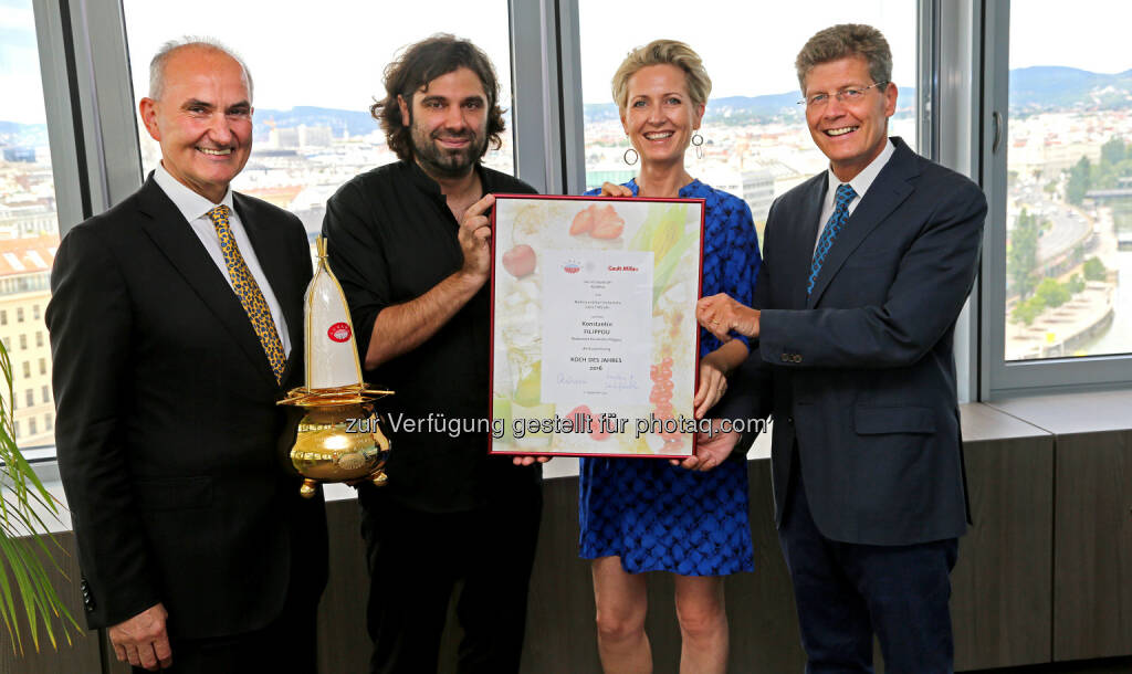 Johann Marihart (Vorstandsvorsitzender der Agrana Beteiligungs-AG), Konstantin Alexander Filippou (Koch des Jahres 2016), Martina Hohenlohe (Chefredakteurin GaultMillau), Karl Hohenlohe (Herausgeber GaultMillau) : Agrana und GaultMillau verleihen Titel Koch des Jahres 2016 an Konstantin Alexander Filippou vom „Restaurant Konstantin Filippou“, Wien : Fotocredit: Gerhard Deutsch, © Aussender (12.09.2015) 