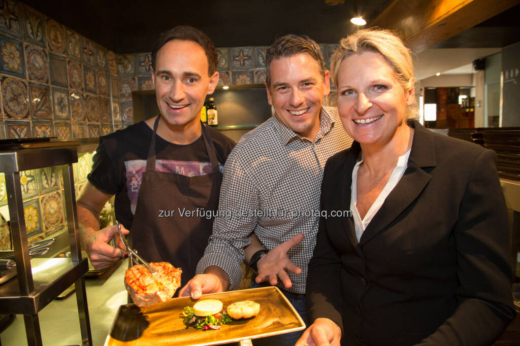 Gernot Kulis (Comedian und Kabarettist), Robert Huth (Huth Gastronomie), Gabriele Huth, (Huth Gastronomie) : Gernot Kulis eröffnet die am Montag 14.9. beginnende Wiener Restaurantwoche : Fotocredit: Culinarius Informationsdienstleistungs GmbH/APA-Fotoservice/Juhasz, © Aussender (13.09.2015) 