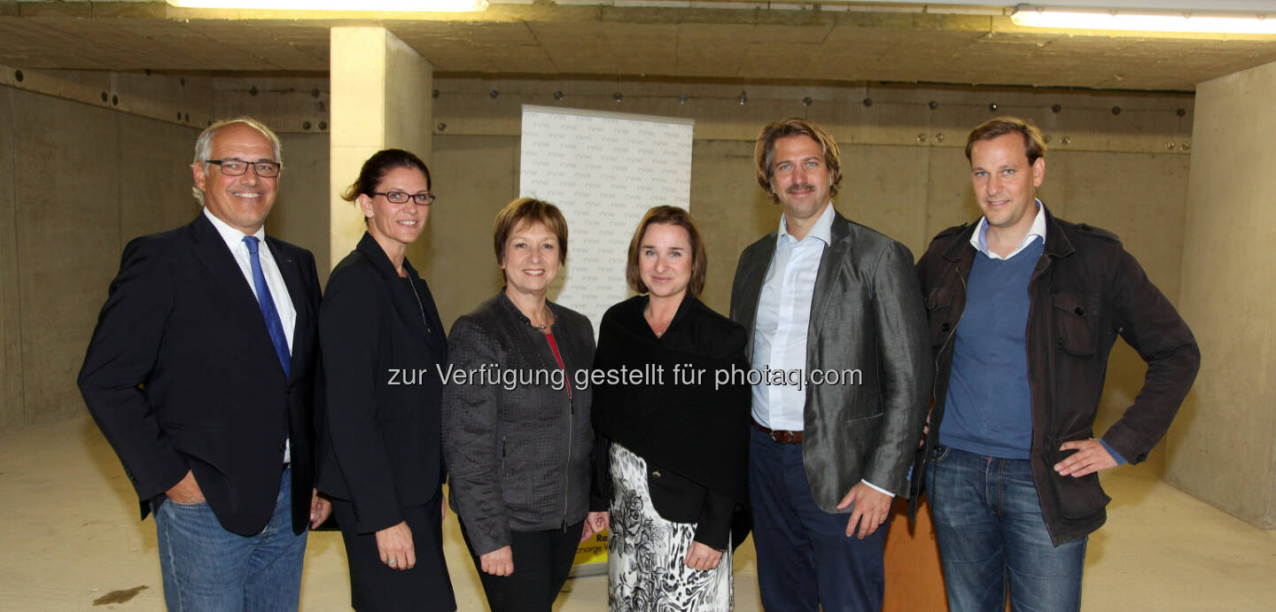 Michael Fadler (Karl Seidl Bau), Elisabeth Binder (RVW), Gabriele Votava (Bezirksvorsteherin), Marion Weinberger-Fritz (RVW), Clemens Rauhs, Gregor Rauhs (Liv GmbH) : Dachgleichenfeier eines neuen Vorsorgewohnungsprojekts der RVW in 1120 Wien : Fotocredit: Hetzmannseder/RVW