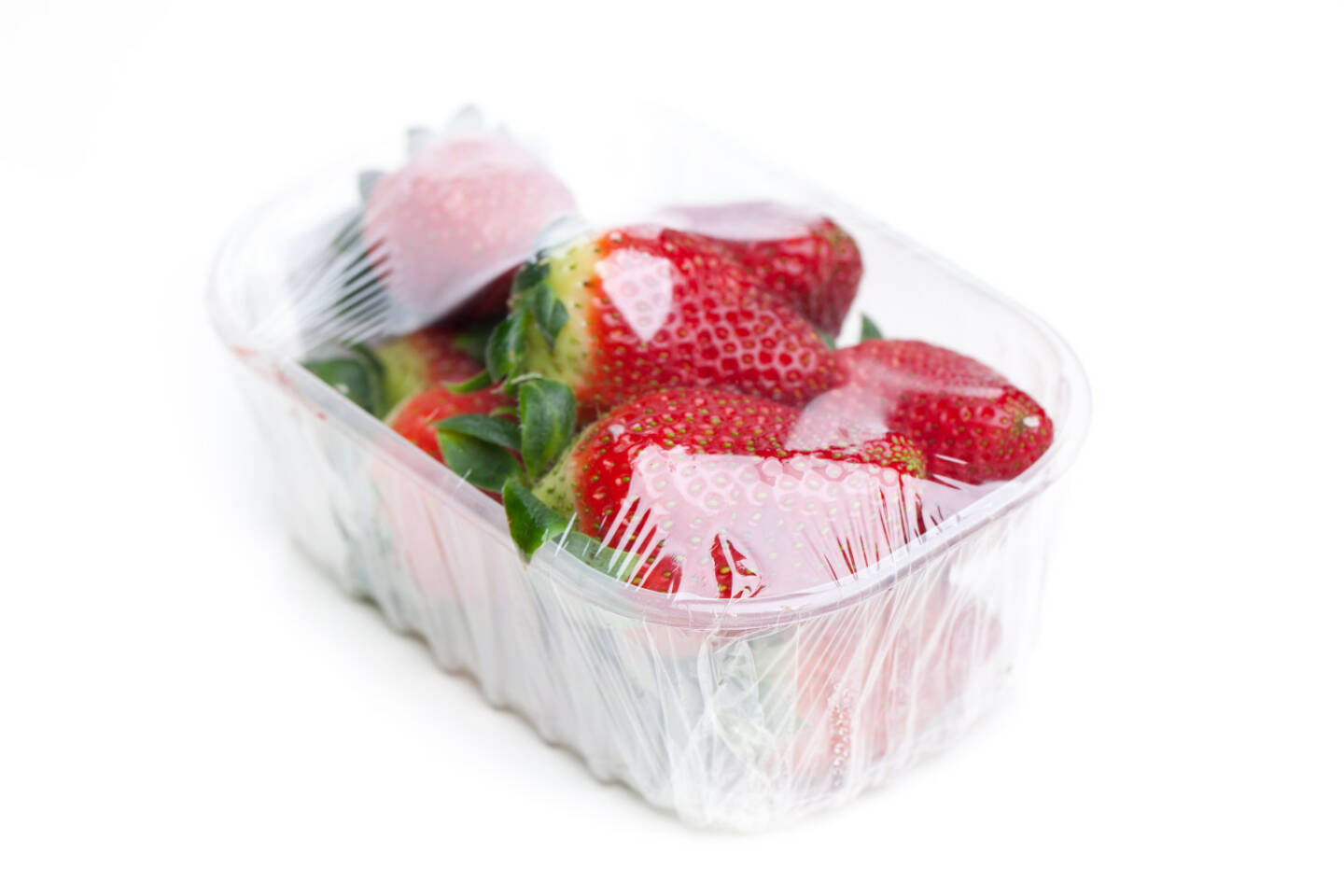 Erdbeeren, Plastikbecher, Folie - http://www.shutterstock.com/de/pic-210167968/stock-photo-strawberries-in-foil-isolated-on-white-background.html