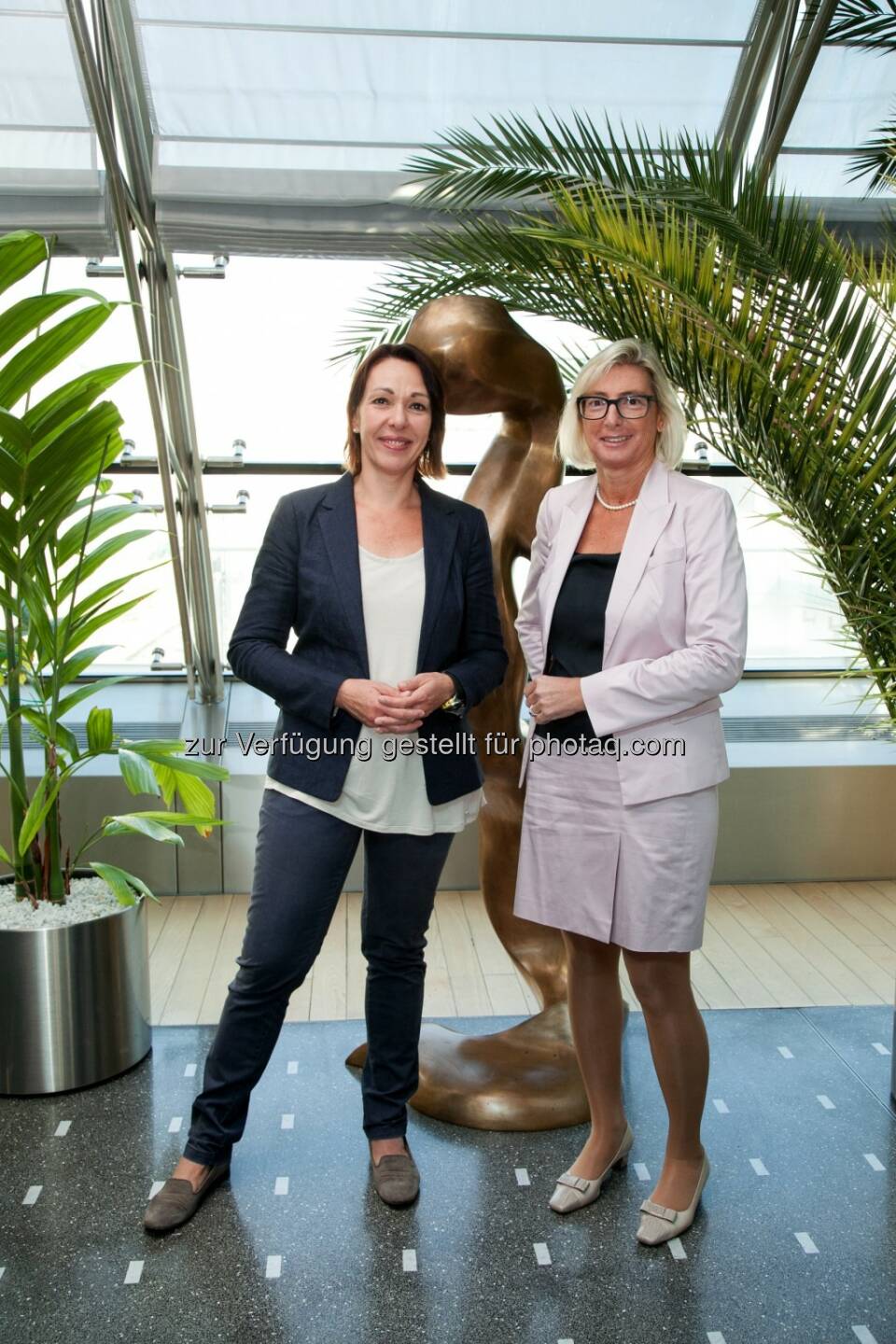 Christina Matzka (Studienleiterin meinungsraum.at) und Generaldirektorin Elisabeth Stadler: Donau Versicherung AG Vienna Insurance Group: Donau Generationen-Studie 2015: Teures Leben und Jobunsicherheit als größte Sorgen der Jugend