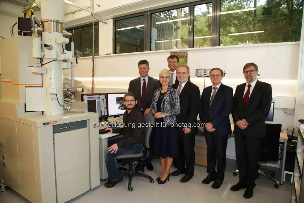 Heiko Groiß (JKU-Institut für Halbleiter- und Festkörperphysik), voestalpine-Forschungschef Franz Androsch, Landesrätin Doris Hummer, Kurt Hingerl (Zentrum für Oberflächen und Nanoanalytik), JKU-Rektor Richard Hagelauer, Daniel Weselka (Bundesministerium für Wissenschaft, Forschung und Wirtschaft), Ferdinand Hofer (TU Graz): Neues Elektronenmikroskop an der JKU
, © Aussendung (16.09.2015) 