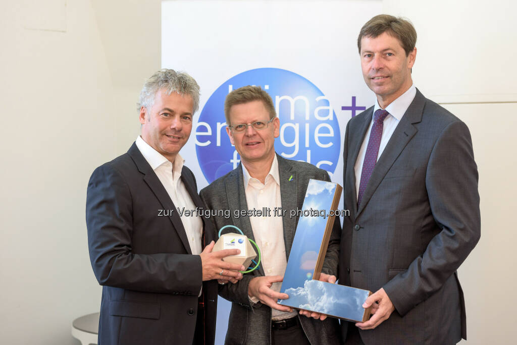 Ingmar Höbarth (Klima- und Energiefonds), Gerfried Koch (KEM-Manager des Jahres),  Günter Liebel (Sektionschef bmlfuw) : Energiewende - Klima- und Energiemodellregionen zeigen Lösungen – 2000 Projekte österreichweit : Internationale Tagung in Wien: Die 104 Klima- und Energiemodellregionen haben Gerfried Koch aus Baden zum Manager des Jahres gewählt : Fotocredit: Klima- und Energiefonds/Klaus Ranger, © Aussendung (16.09.2015) 