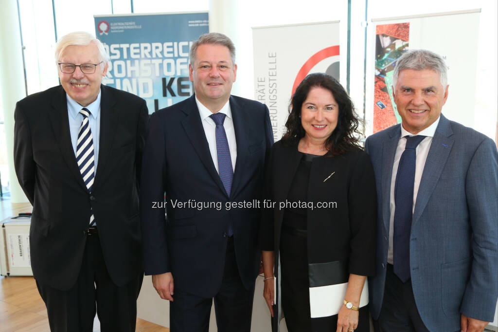 Wolfgang Krejcik (Vors. Aufsichtsrat der EAK), BM Andrä Rupprechter (bmlfuw), Elisabeth Giehser (GF EAK, Elektroaltgeräte Koordinierungsstelle), Josef Moser (Bundesobmann der Arge Österr. Abfallwirtschaftsverbände) : BM Andrä Rupprechter gratuliert für 10 Jahre Elektroaltgeräte-Sammlung – Eine Erfolgsgeschichte! : Fotocredit: EAK/APA-Fotoservice/Schedl, © Aussendung (17.09.2015) 