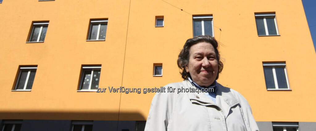 Ute Bock vor dem Ute Bock Haus : Verein Ute Bock lädt zum ersten Tag der offenen Tür – 25.9.2015 : Langer Tag der Flucht (unhcr) - Das Ute Bock Haus in der Zohmanngasse steht den ganzen Tag für BesucherInnen offen : Fotograf: Jürg Christandl/Fotocredit: Verein Ute Bock, © Aussender (17.09.2015) 