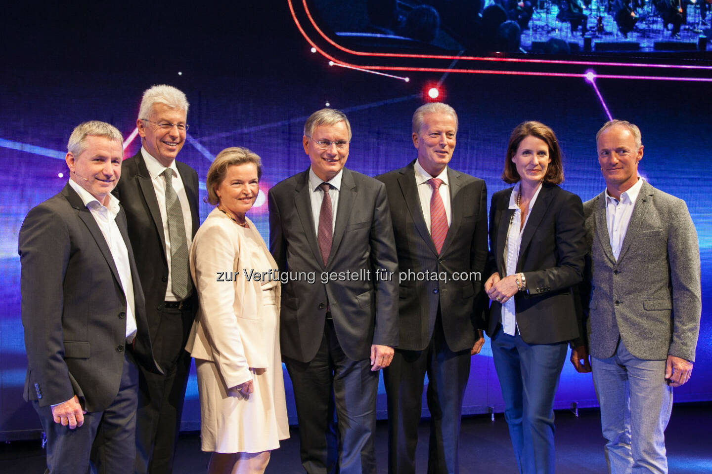 Roman Hagara (Segel-Olympiasieger), Klaus Pseiner (FFG-Geschäftsführer), Gertrude Tumpel-Gugerell (FFG-Aufsichtsratsvorsitzende), BM Alois Stöger, Vizekanzler Reinhold Mitterlehner, Henrietta Egerth (FFG-Geschäftsführerin), Hans-Peter Steinacher (Segel-Olympiasieger) : FFG Forum 2015 : Wirtschafts- und forschungspolitische Strategien im Spannungsfeld von Wettbewerb und Kooperation standen im Mittelpunkt :  Fotocredit: FFG/Morgenstern