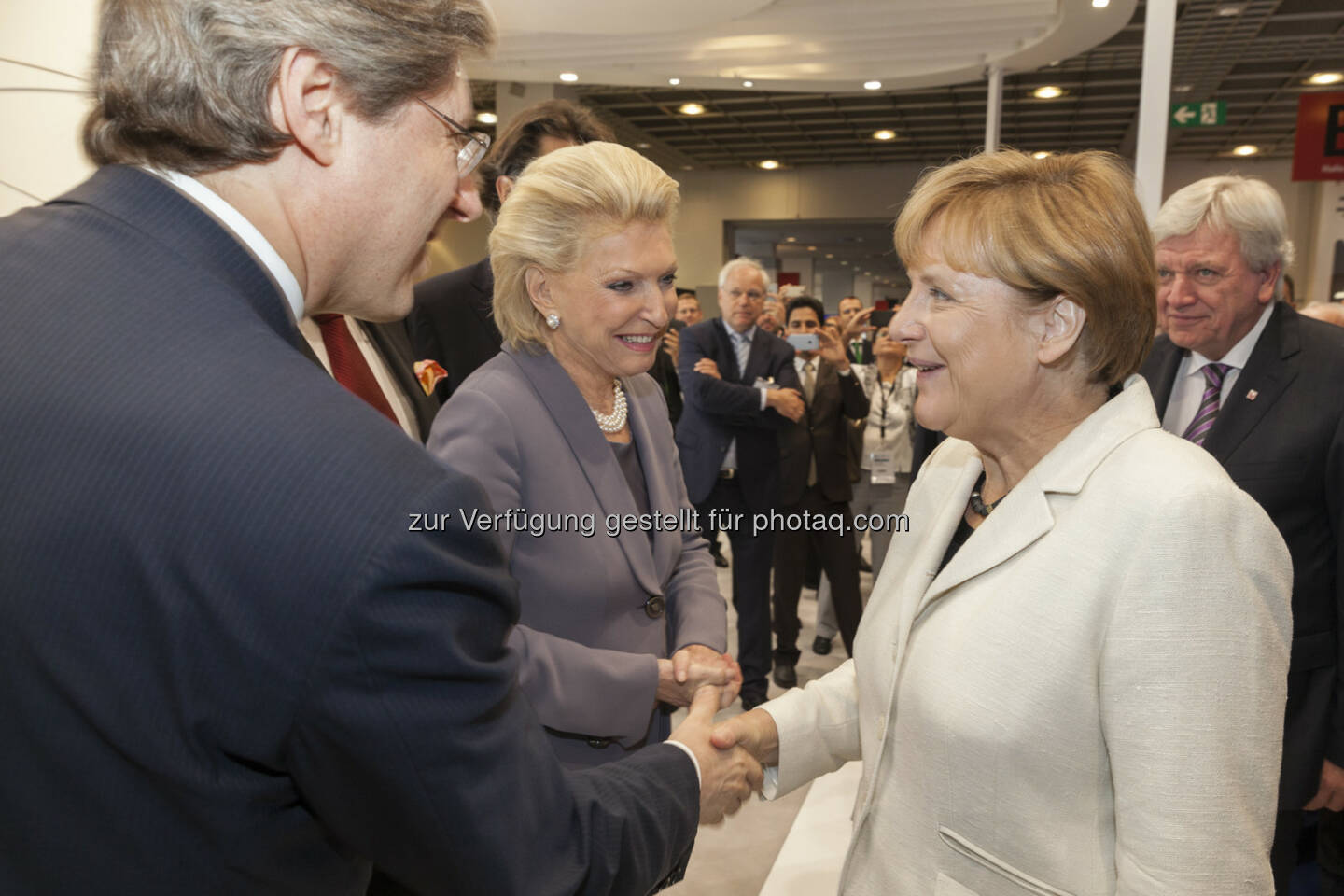 Georg F.W. Schaeffler, Maria-Elisabeth Schaeffler-Thumann, Angela Merkel, Volker Bouffier : Angela Merkel auf dem IAA-Messestand von Schaeffler : Fotocredit: Schaefflerobs/Schaeffler/Max Etzold