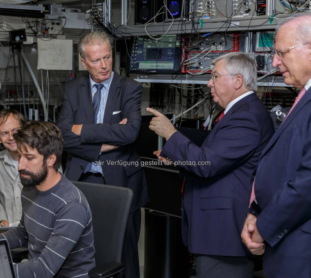 BM Reinhold Mitterlehner,  Rainer Blatt (Leiter Institut für Quantenoptik und Quanteninformation), Claus Raidl (ÖNB-Präsident) : Internationalität und fachliche Expertise als Garant für Spitzenforschung : Wissenschaftsminister besucht Institut für Quantenoptik und Quanteninformation in Innsbruck - Austausch mit Nachwuchswissenschaftlern : Fotocredit:
Iqoqi/Knabl, © Aussender (18.09.2015) 