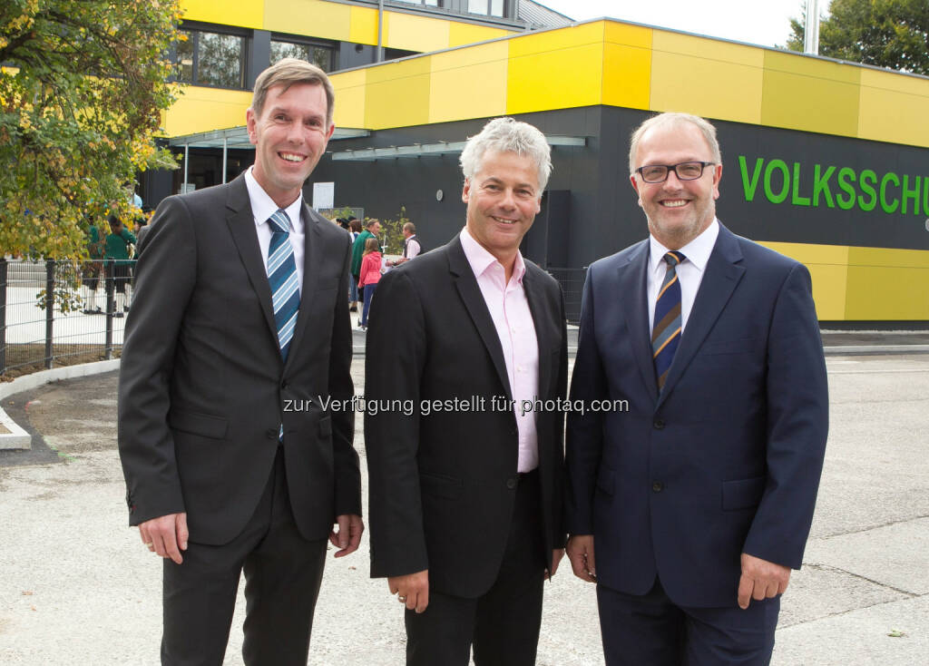 Christoph Stockinger (Gemeinde Gampern, Projektleiter), Ingmar Höbart (GS des Klima- und Energiefonds), Hermann Stockinger (Bgm. Gemeinde Gampern) : Fotocredit: Mustersanierung: Kinderzentrum in Gampern wird stromautark
Klima- und Energiefonds fördert umfassende thermische Sanierung : Klima- und Energiefons/APA-Fotoservice/Neumayr, © Aussendung (19.09.2015) 