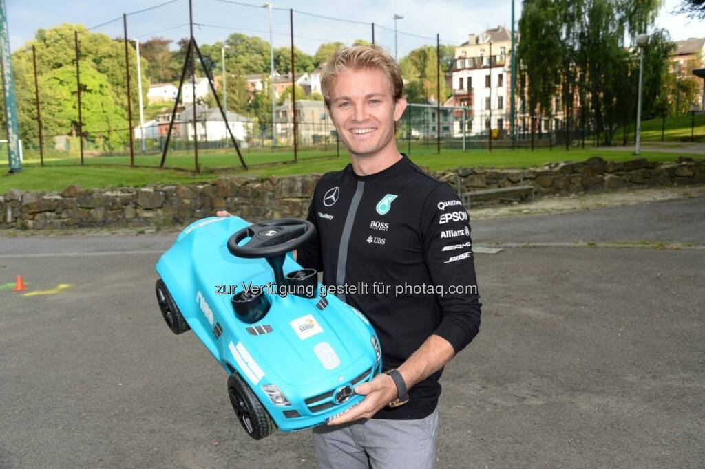 Nico Rosberg mit „Bobby Benz“ : Tribute To Bambi 2015 : Mercedes-Benz zum 15. Mal Presenting Partner des Charity-Ereignisses für Kinder in Not : © Daimler AG, © Aussender (21.09.2015) 