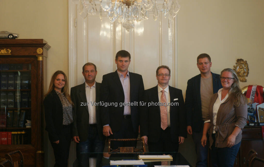 Yuliya Öztürk, (Aktzeugin, Rosinger Group) , Sergey Fetisov (Fecit), Oleg Dudko (Fecit) , Gregor Rosinger (Rosinger Group), Alexey Golub (Fecit), Stephanie Wolfschütz (Aktzeugin, Rosinger Group) : Rosinger Group und Fecit Black Sea Limited unterzeichnen Promissory Note: Der Finanzkonzern Rosinger Group investiert in weltweit agierenden Logistikanbieter : © Rosinger Group, © Aussendung (22.09.2015) 