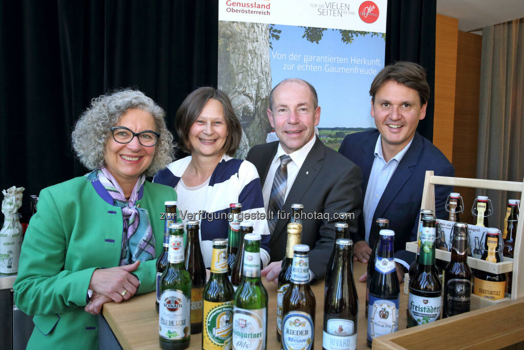 Maria-Theresia Wirtl (Leiterin Stabstelle Genussland OOe), Andrea Eckerstorfer (Bierregion Innviertel), Max Hiegelsberger (Agrar-Landesrat), Andreas Winkelhofer (GF OOe Tourismus) : Das Bierland Oberösterreich, ein Genuss-Erlebnis für den Urlaubsgast : Brauereien, Gastronomie- und Tourismus vernetzen sich für das Biererlebnis Oberösterreich : Fotocredit: Land OÖ / Schauer, © Aussender (22.09.2015) 