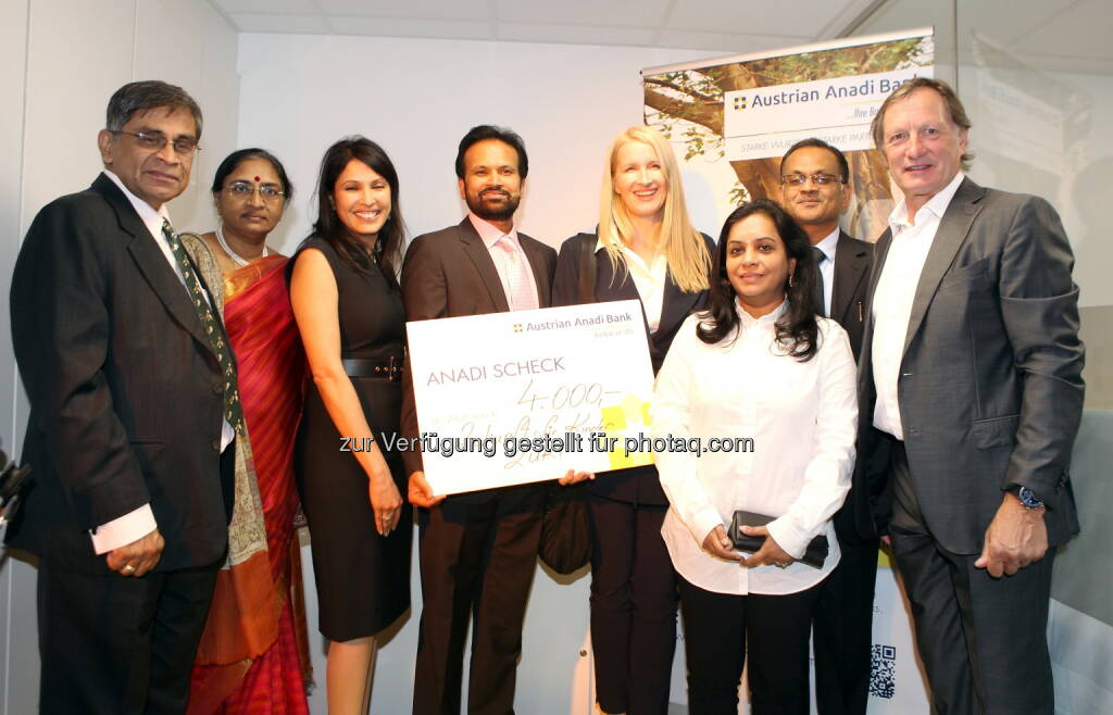 Srinivasan Sridhar (Aufsichtsratsvorsitzender) mit Gattin Rita Sridhar, Sanjeev Kanoria mit Gattin Sangita, Claudia Stöckl, Hemant Kanoria mit Gattin Madhulika, Anadi-Promotor Franz Klammer : Scheckkübergabe der Austrian Anadi Bank AG an die Organisation Zuki unter der Schirmherrschaft von Claudia Stöckl : Bei der Eröffnung in Wien zeigte die Bank auch soziales Engagement und übergab einen Spendenscheck für indische Straßenkinder : Fotocredit: Austrian Anadi Bank AG, © Aussender (22.09.2015) 