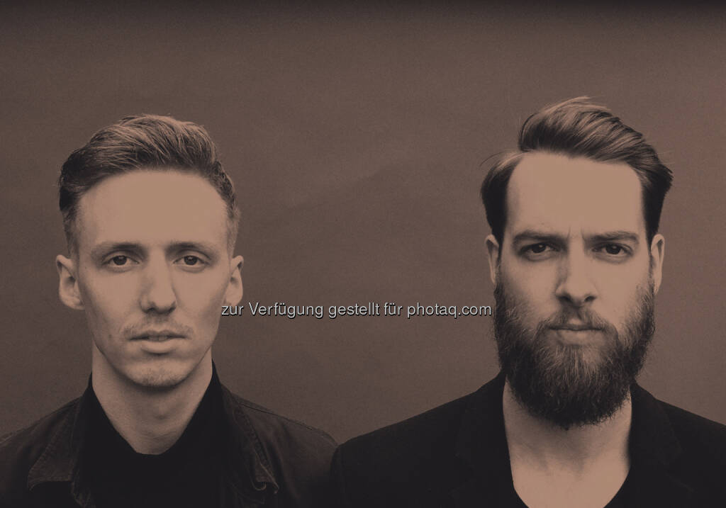 Honne, alias Andy (Vocals) und James (Produktion), aus dem East Londoner Bow stammend, setzten mit ihrer Debütsingle einen sinnlichen Sound in die Welt. Eine Mischung aus warmen, elektronischen Experimenten, Vintage-Soul und massiven Pop-Hooks, wundervoll zu einem Ganzen zusammengefasst. (22.09.2015)