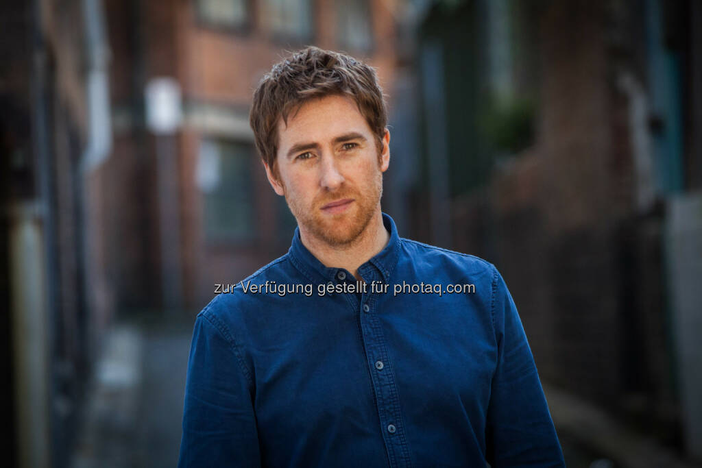 Jamie Lawson : Multiplatin-Weltstar Ed Sheeran entdeckte ihn in einem irischen Pub in Dublin und signte ihn sofort für sein neues Label Gingerbread Man Records: Am 9. Oktober veröffentlicht der Singer/Songwriter sein Debütalbum Jamie Lawson (22.09.2015)