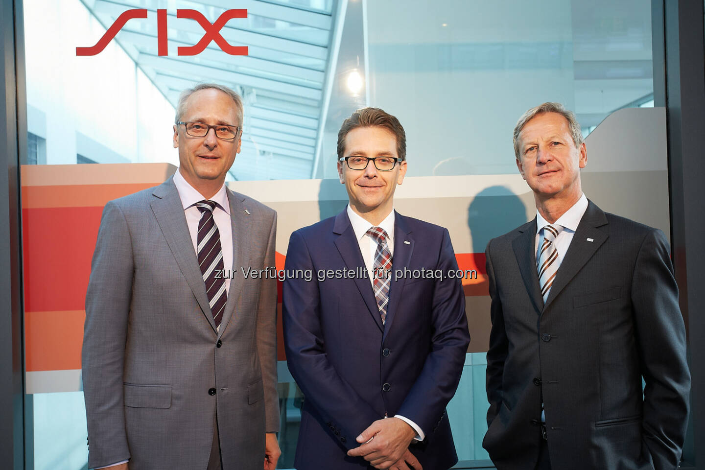 Urs Rüegsegger (Group CEO SIX), Roger Niederer (Managing Director SIX Payment Services Österreich), Jürg Weber (Division CEO SIX Payment Services) : Aus der PayLife Bank GmbH wird SIX Payment Services (Austria) GmbH. Damit wird eine zweijährige Integrationsphase erfolgreich abgeschlossen. Im September 2013 hatte die Schweizer Finanzdienstleisterin SIX die Marktführerin für bargeldloses Bezahlen in Österreich, PayLife, von den österreichischen Banken erworben. Seitdem ist PayLife eine hundertprozentige Tochtergesellschaft von SIX und in SIX Payment Services integriert : Fotocredit: SIX Payment Services (Austria) GmbH/APA-Fotoservice/Preiss