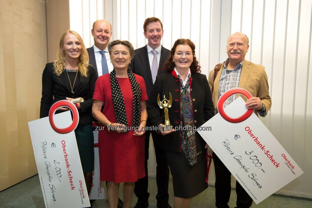 Carina Asendorfer (APR Salzburg), Johannes Wallner (Sennecura), Erika Folkes (Allianz Chronischer Schmerz), Peter McDonald (Hauptverband der österr. SV-Träger), Janina Dieber (LKH Hartberg), Gottfried Thalhammer (Styriamed Hartberg-Fürstenfeld) : „Allianz Chronischer Schmerz“ zeichnet beispielgebende Initiativen aus : Förderpreis Dolores soll zur Nachahmung anregen : Erstmals hat eine Patientenorganisation - die Allianz Chronischer Schmerz - einen Förderpreis ausgeschrieben, der heute im Hauptverband der österreichischen Sozialversicherungsträger vergeben wurde. Ausgezeichnet wurden dabei jene Teams von Ärzten, Therapeuten und Gesundheitsberufen, die auf freiwilliger Basis kooperieren : Fotocredit: Hauptverband der österr. SV-Träger/APA-Fotoservice/Hörmandinger, © Aussendung (23.09.2015) 