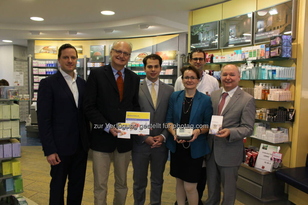 Thomas Weiss (3. Med. Abt. Kardiologie Wilhelminenspital, Wien), Jan Pazourek (GDir. NOe GKK), Miklos Rohla (3. Med. Abt- Kardiologie Wilhelminenspital, Wien), Elisabeth Biermeier (Vizepräs. Apothekerkammer NOe),Heinz Haberfeld (Präs. Apothekerkammer NOe), Michael Maiwald (Apotheker) : Bluthochdruck-Patienten: Verbesserung im Visier : Die NOe Apotheken starten gemeinsam mit der NOe GKK eine groß angelegte Aufklärungsaktion zur gezielten Bekämpfung von Bluthochdruck : Fotocredit: Österreichische Apothekerkammer, © Aussender (23.09.2015) 