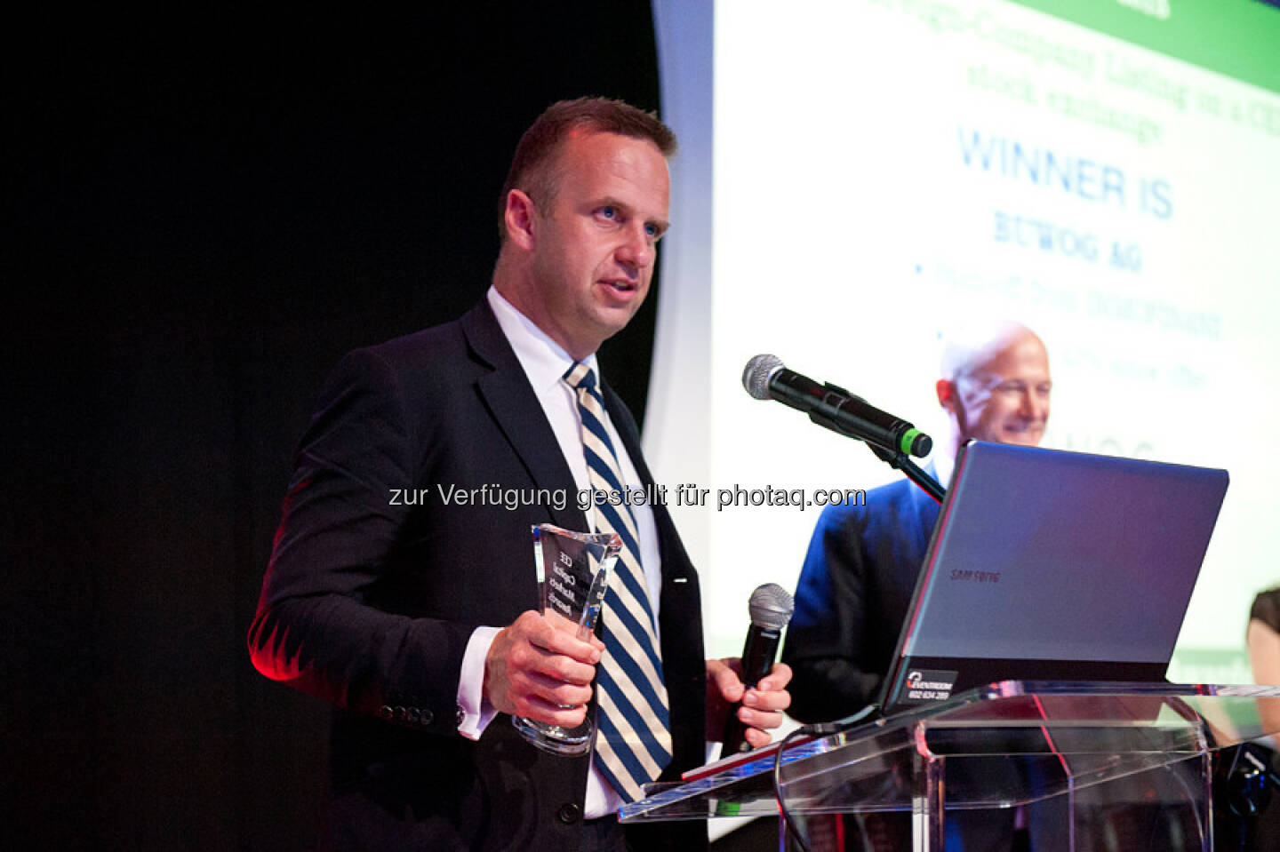 Buwog AG erhält CEE Capital Market Award : Holger Lüth (Head of Investor Relations & Corporate Finance) nimmt den CEE Capital Market Award für die BUWOG AG entgegen: © CEE Capital Market Award