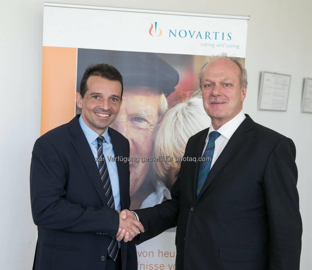 George Zarkalis (Novartis Country President), Josef Probst (GD Hauptverband der Sozialversicherungsträger) : Generaldirektor im Hauptverband der Sozialversicherungsträger zu Besuch bei Österreichs größtem Pharmaunternehmen in Wien :  Viel Anerkennung für die hohen Investitionen des Pharmaunternehmens in Forschung und Entwicklung in Österreich : Fotocredit: Novartis Austria/Christandl, © Aussender (24.09.2015) 